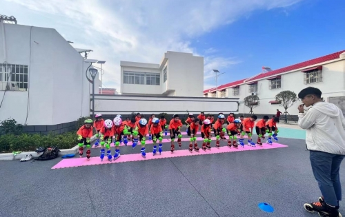中国下一代教育基金会青少年冰雪轮滑训练营在河南省南阳市淅川县九重镇邹庄小学开营