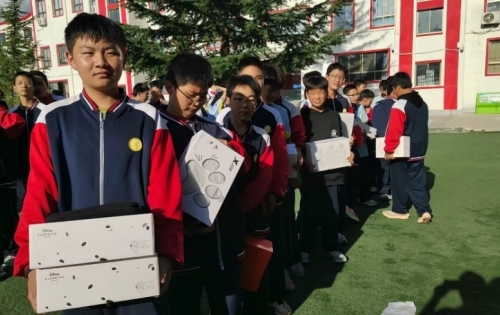 中国下一代教育基金会爱起航公益项目为甘肃两当、会宁学子捐赠优质运动服