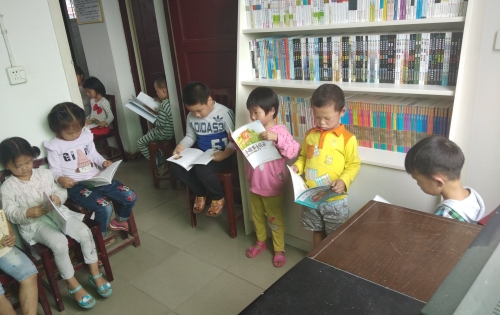 “留守儿童发声计划”为湖南隆回县的孩子捐书