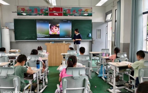 中国下一代教育基金会电力爱心教室公益项目环境改造活动向七地中小学捐赠智慧黑板