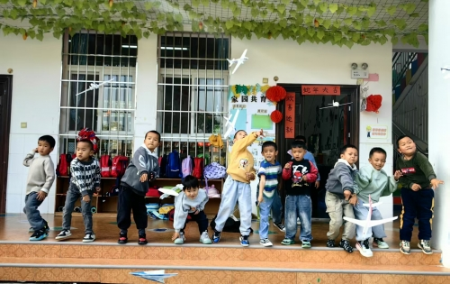 幼儿园迎来爱心捐赠，孩子们喜获科教新玩具
