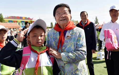 六一慰问送温暖，真情关怀暖童心