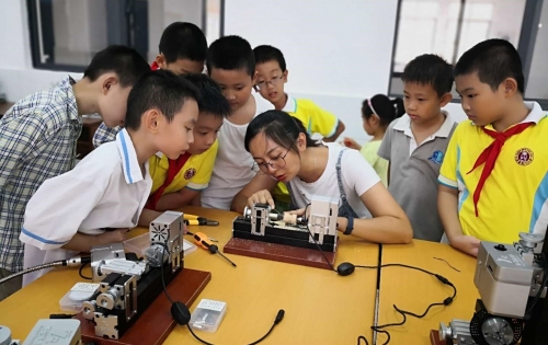 走进赣州市项目学校安装调试设备