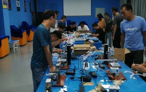 青少年科技发展专项基金在贵州、湖南等省援建20个少年硅谷创客教室