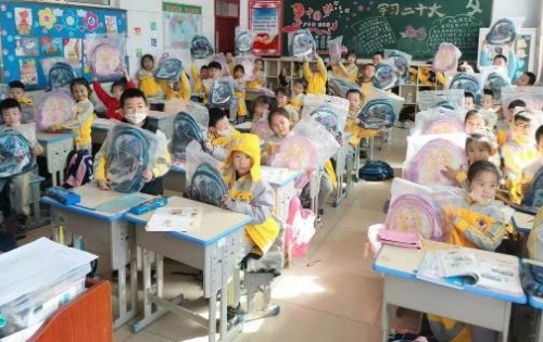 中国下一代教育基金会爱起航公益项目向察右前旗、太仆寺旗的孩子们捐赠文具包