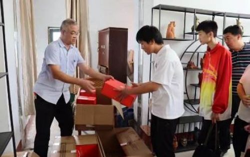 中国下一代教育基金会爱起航公益项目向山东省枣庄市山亭区的孩子们捐赠运动鞋服和文具包
