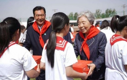 中国下一代教育基金会“情系内蒙古 关爱下一代”捐赠仪式在和林格尔县举办